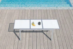 VILLANA Ausziehtisch, Silber/weiß, Alu/Sicherheitsglas, 160/220x90 Cm, Flügelmechanismus -Kettler Verkaufs-Shop 13395 2 3 CGI.jpg