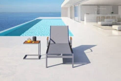 OUTFLEXX Sonnenliegen-Set, Taupe, Edelstahl/FSC-Teak, 195,5x74x35cm, Mit Armlehnen, Inkl. Beistelltisch 45x45cm -Kettler Verkaufs-Shop 16547 2 CGI.jpg