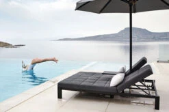 OUTFLEXX Twin Doppelliege, Sooty/marble, Alu/Sunbrella, 196 X 161 X 34 Cm, Rückenlehne Verstellbar, Inkl. Beistelltisch Und 1x Rückenkissen -Kettler Verkaufs-Shop 23469 03.jpg