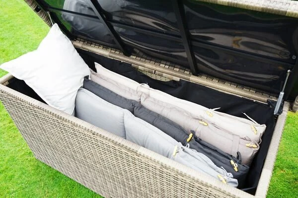 Ploß Rabida Kissenbox, Champagner-meliert, Polyrattan, 145x58x73 Cm, Inkl. Inlay 10 Ploß Rabida Kissenbox, Champagner-meliert, Polyrattan, 145x58x73 Cm, Inkl. Inlay – Bild 8