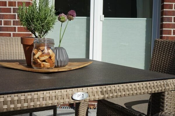 Ploß Rabida Sitzgruppe, Champagner-meliert, Polyrattan, Tisch 90 X 90 Cm, 4 Stapelsessel, Glasplatte In Steinoptik 10 Ploß Rabida Sitzgruppe, Champagner-meliert, Polyrattan, Tisch 90 X 90 Cm, 4 Stapelsessel, Glasplatte In Steinoptik – Bild 8